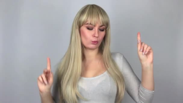 Glücklich Blonde Frau Macht Lustig Tanzen Über Grauen Hintergrund Studio — Stockvideo