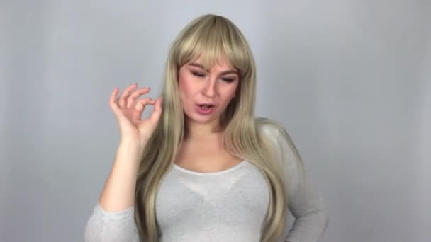 Blonde Žena Neformálním Oblečení Zobrazující Znamení Nad Bílým Pozadím Studiu — Stock video