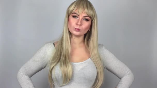 Hermosa Mujer Joven Confundida Enojada Usando Camiseta Gris Pie Aislada — Vídeos de Stock