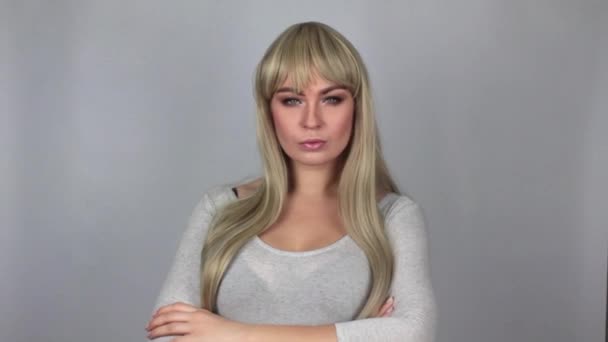 Ernsthaft Blonde Frau Mit Langen Haaren Blickt Die Kamera Und — Stockvideo