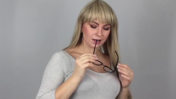 Attraktive Blonde Frau Mit Brille Mund Vor Grauem Hintergrund — Stockvideo