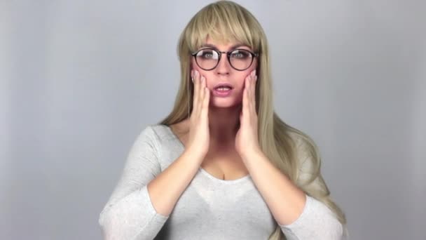 Atraktivní Šok Blonďatá Žena Nad Šedým Pozadím Studiu — Stock video