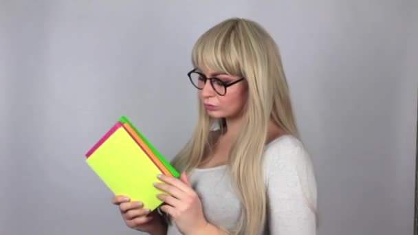 Loira Caucasiana Sorrindo Mulher Segurando Muitos Livros Isolados Sobre Fundo — Vídeo de Stock