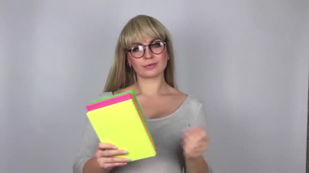 Concepto Mujer Joven Rubia Feliz Cuando Fundó Libro Favorito Sobre — Vídeo de stock