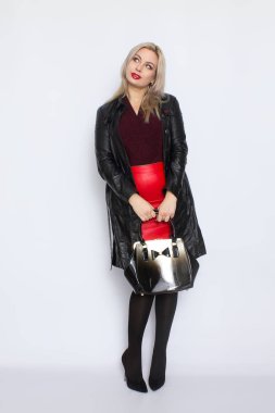 Ellerini tam uzunlukta sarışın holding çantada