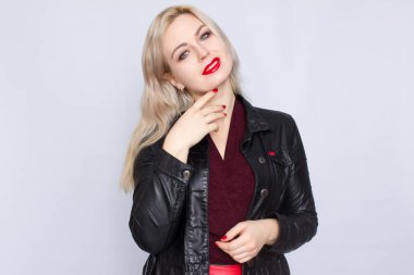 beyaz zemin üzerinde sarışın kadın