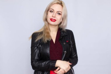 beyaz zemin üzerinde sarışın kadın