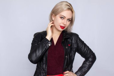 beyaz zemin üzerinde sarışın kadın