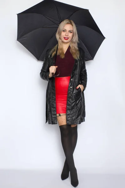 Femme blonde tenant parapluie ouvert dans ses mains — Photo