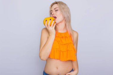 Sarışın kadın ile portakal narenciye