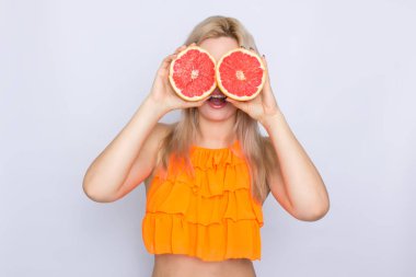 Greyfurt dilimleri ile sarışın kadın