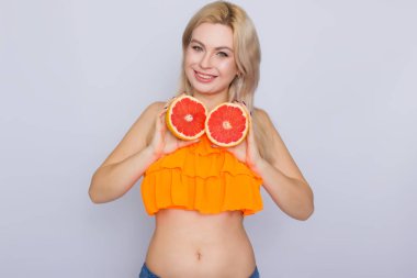 Greyfurt dilimleri ile sarışın kadın