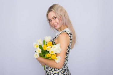 Lale buketi tutan sarışın kadın
