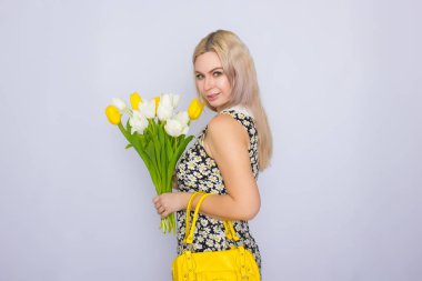 Lale buketi tutan sarışın kadın