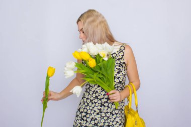 Lale buketi tutan sarışın kadın