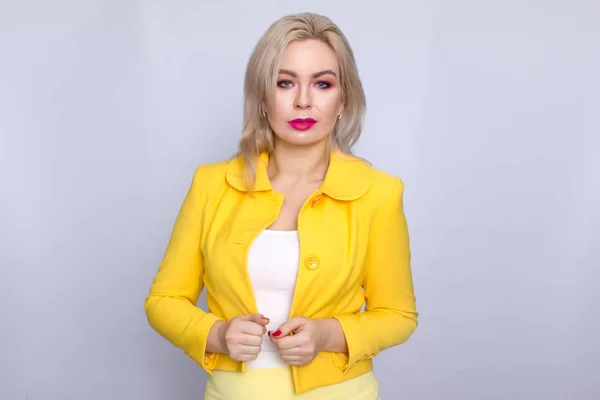 Blond dama w żółty kostium — Zdjęcie stockowe