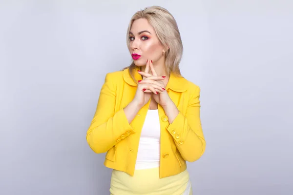 Блондинка в жёлтом костюме — стоковое фото