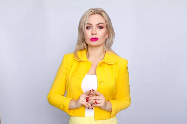 Mulher de negócios loira em terno amarelo — Fotografia de Stock