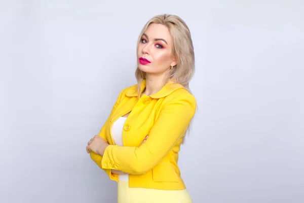 Biznes blond kobieta w żółtym kolorze — Zdjęcie stockowe