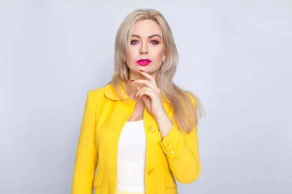 Mujer rubia de negocios en traje amarillo — Foto de Stock