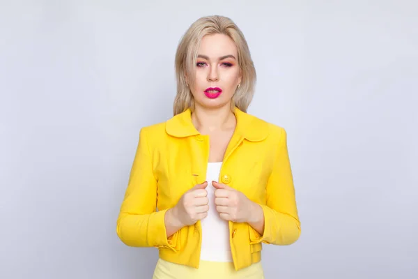 Mujer rubia de negocios en traje amarillo — Foto de Stock