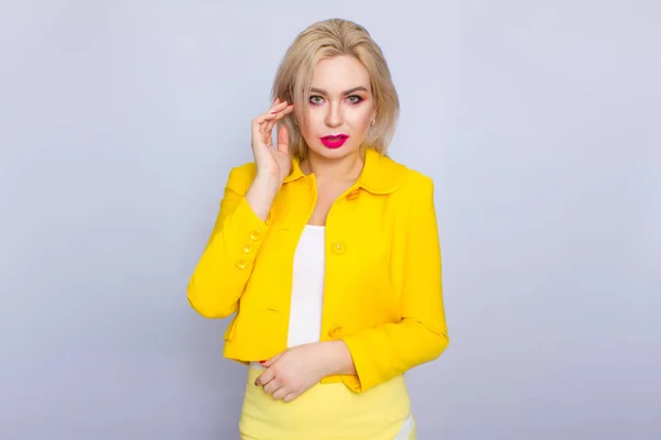 Mujer rubia de negocios en traje amarillo — Foto de Stock