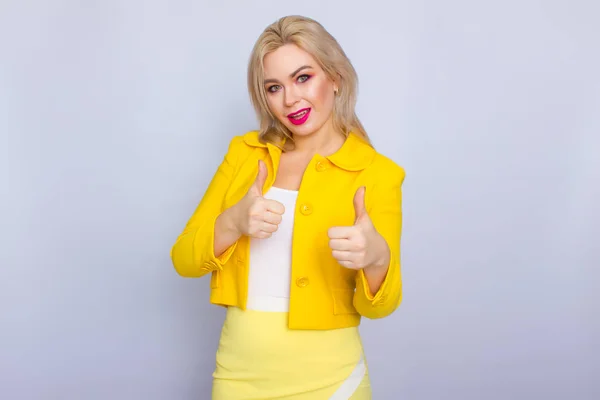 Mujer rubia de negocios en traje amarillo — Foto de Stock