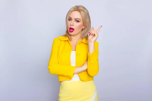 Mujer rubia de negocios en traje amarillo — Foto de Stock