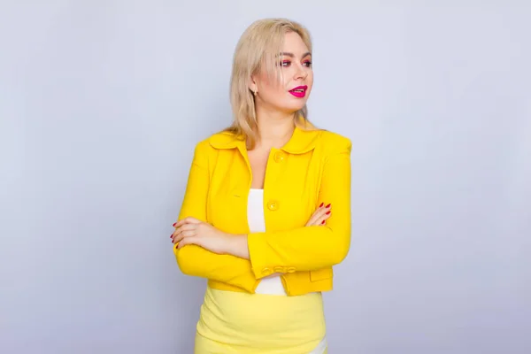 Mujer rubia de negocios en traje amarillo — Foto de Stock