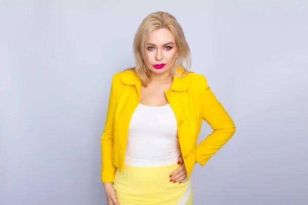 Mulher de negócios loira em terno amarelo — Fotografia de Stock