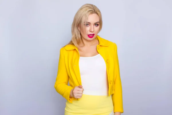 Mujer rubia de negocios en traje amarillo —  Fotos de Stock