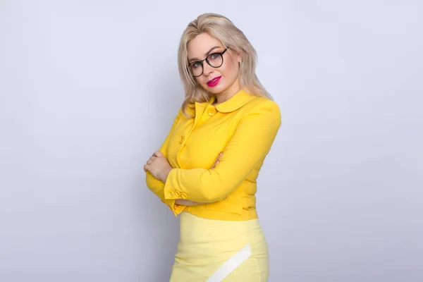 Mujer de negocios en traje amarillo y gafas graduadas — Foto de Stock