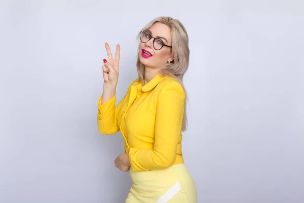 Mujer de negocios en traje amarillo y gafas graduadas — Foto de Stock