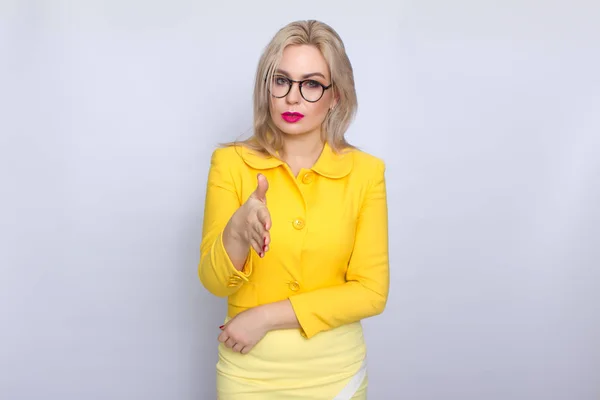İş kadını sarı takım elbise ve gözlük — Stok fotoğraf