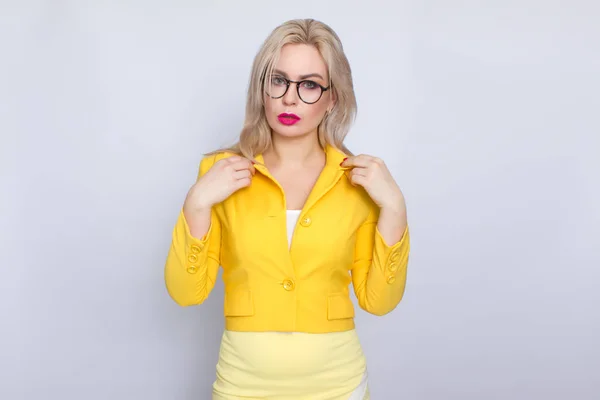 Mulher de negócios em terno amarelo e óculos — Fotografia de Stock