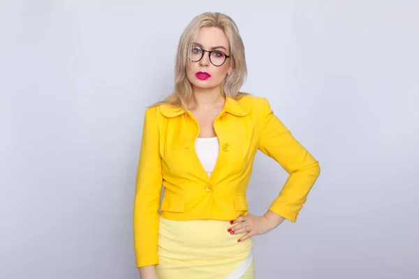 Mulher de negócios em terno amarelo e óculos — Fotografia de Stock