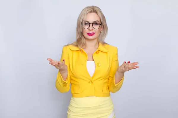 Mulher de negócios em terno amarelo e óculos — Fotografia de Stock