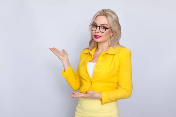 Femme d'affaires en costume jaune et lunettes — Photo