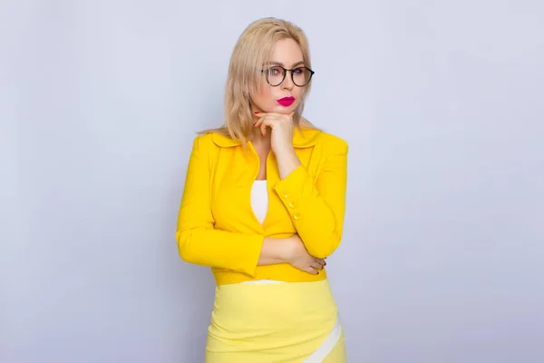Donna d'affari in abito giallo e occhiali da vista — Foto Stock