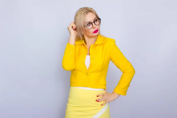 Γυναίκα των επιχειρήσεων στη κίτρινη στολή και γυαλιά — Φωτογραφία Αρχείου