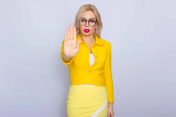 Zakenvrouw in geel pak en brillen — Stockfoto