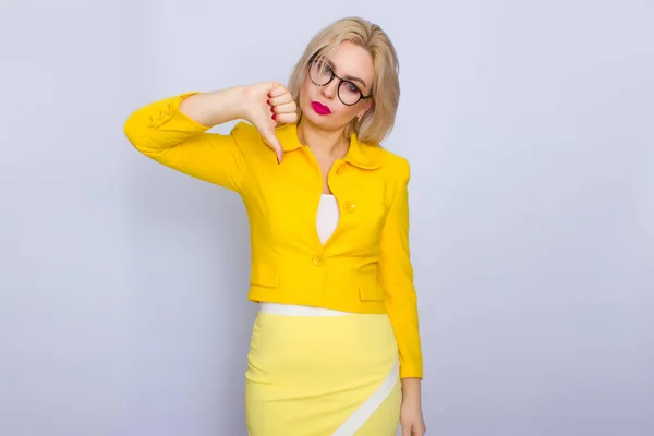Obchodní žena ve žlutém obleku a brýle — Stock fotografie
