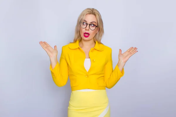 Business woman in yellow suit and eyeglasses — Stock Photo, Image