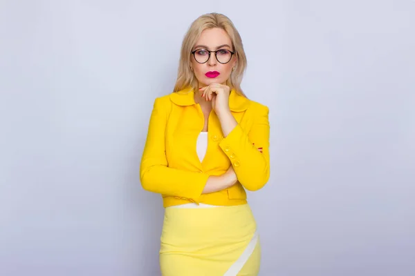 Mujer de negocios en traje amarillo y gafas graduadas — Foto de Stock
