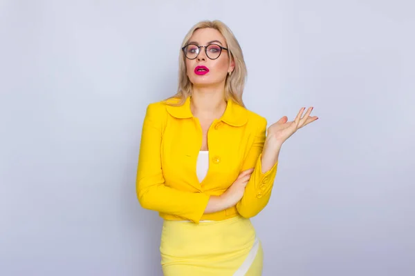 Деловая женщина в жёлтом костюме и очках — стоковое фото
