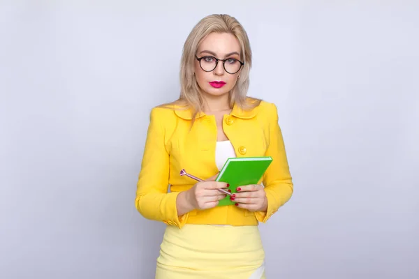 Retrato de mulher loira com livros e caneta — Fotografia de Stock