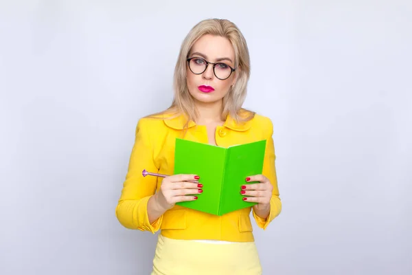 Retrato de mulher loira com livros e caneta — Fotografia de Stock