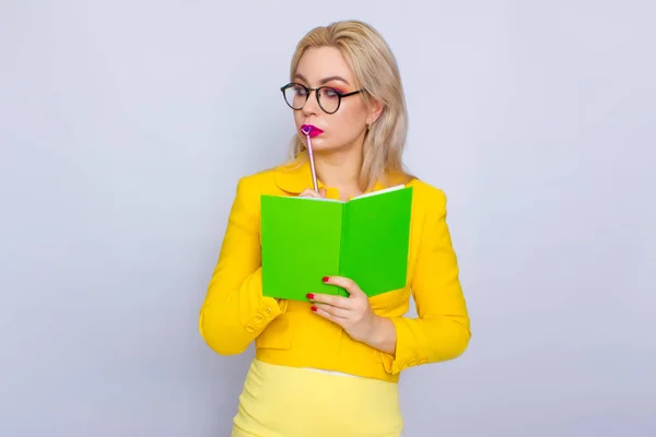 Retrato de mulher loira com livros e caneta — Fotografia de Stock