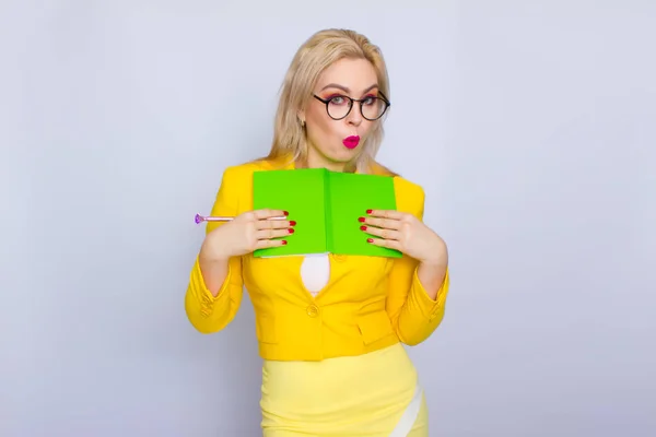 Retrato de mulher loira com livros e caneta — Fotografia de Stock