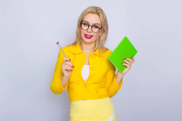 Retrato de mulher loira com livros e caneta — Fotografia de Stock